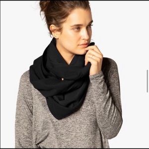 Beyond Yoga Pocket Infinity Scarf Black OS